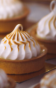 Tarte au citron meringuée avec une meringue dorée et brillante.